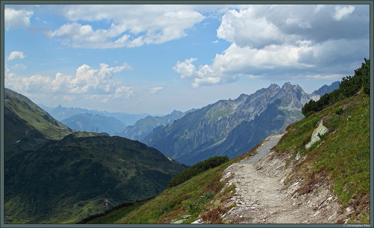 Unmittelbar am Arlbergpass liegt der 2185 m hohe Galzig, der einen guten Blick auf die umliegenden Berge bietet. Links die Ausläufer der Verwallgruppe, die zum Arlbergpass hin abflachen. Rechts ist das Lechquellgebirge zu sehen. Im Hintergrund links befinden sich der Rätikon und das Klostertal. (09.08.2015)