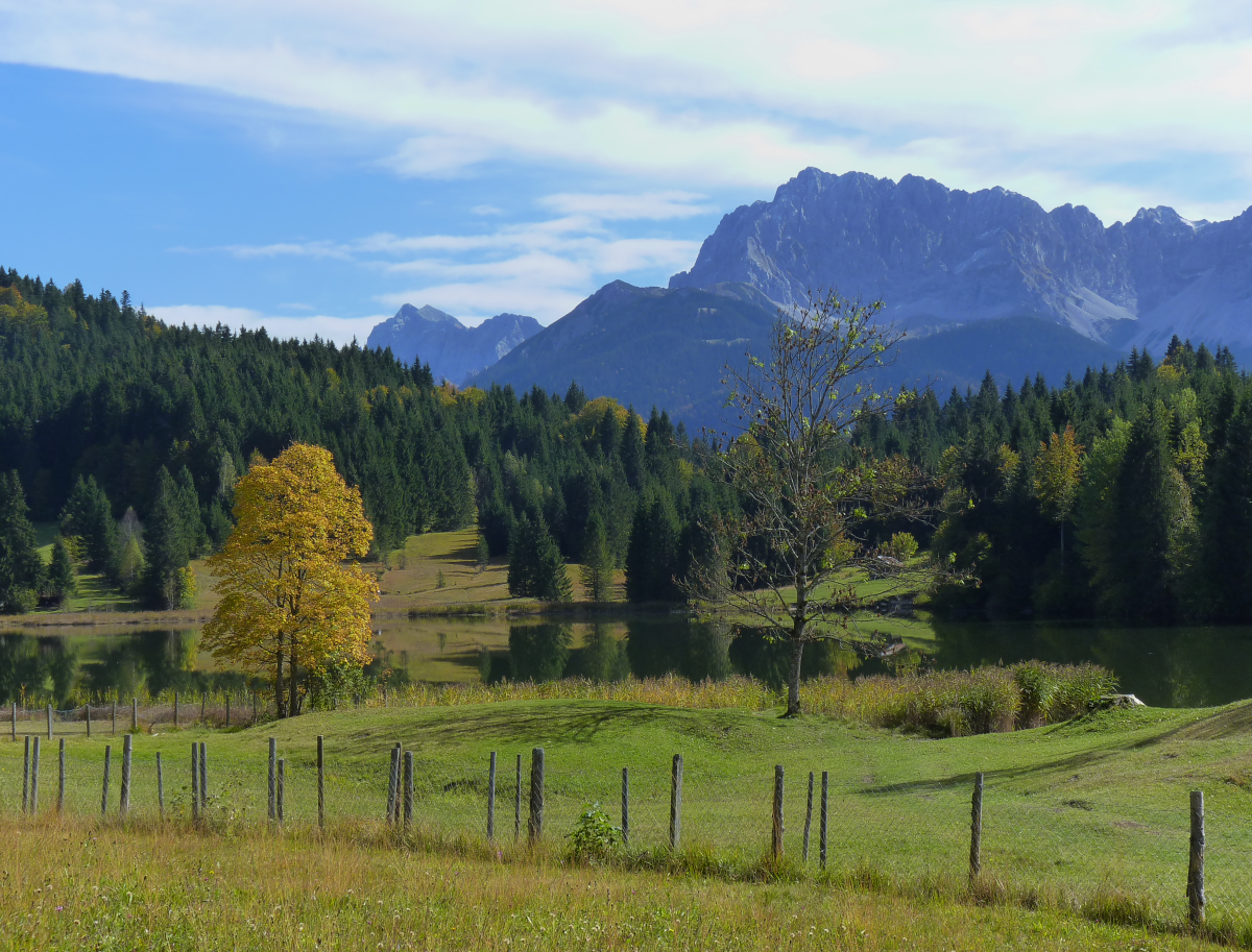 Unser Urlaub in der Region um Mittenwald fing am ersten Tag mit tollem Wetter. Unsere beiden Bahnfahrer Freunde wollten nicht die Anstrengungen einer Wanderung auf sich nehmen. Wir wurden aber auf unseren 10 Km ganz ohne Verkehrsmittel, nur zu Fuß, mit tollen Ausblicken belohnt. Blick über den Geroldsee zum Karwendelgebirge. 05.10.2015
Gerold, Gemeinde Krün.