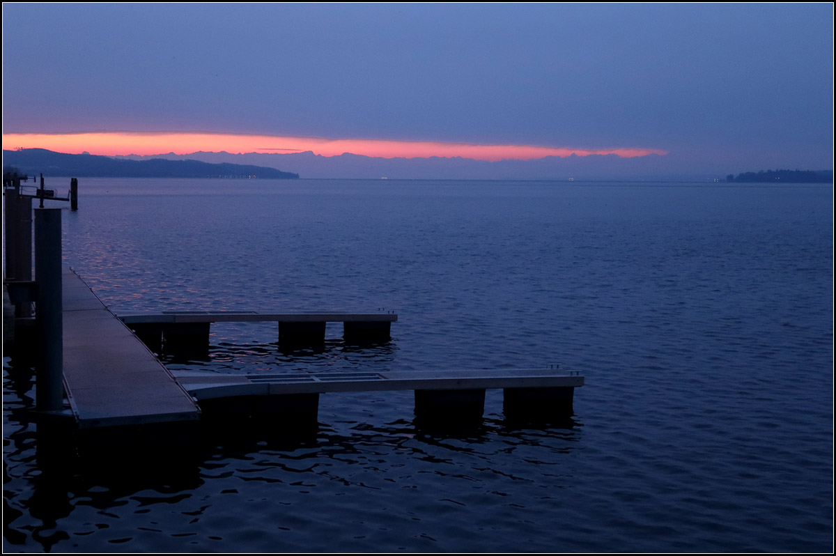 Unter dem Morgenrot die Alpen -

Blick von Überlingen über den Bodensee zum Kamm der Alpen. Davor sind zwei Fähren auf ihrer Strecke zwischen Meersburg und Konstanz zu erkennen.

Geschichte zum Bild:
An diesem Morgen konnten wir das erste Mal während unseres Aufenthaltes in Überlingen die Alpen sehen. Leider hatte ich, obwohl bereitgelegt, die Kamera im Hotel vergessen. Also noch mal schnell zurück und gerade noch rechtzeitig konnte ich ein paar Aufnahmen machen, da wenige Zeit später der Himmel wieder zugezogen war.

11.02.2018 (8)