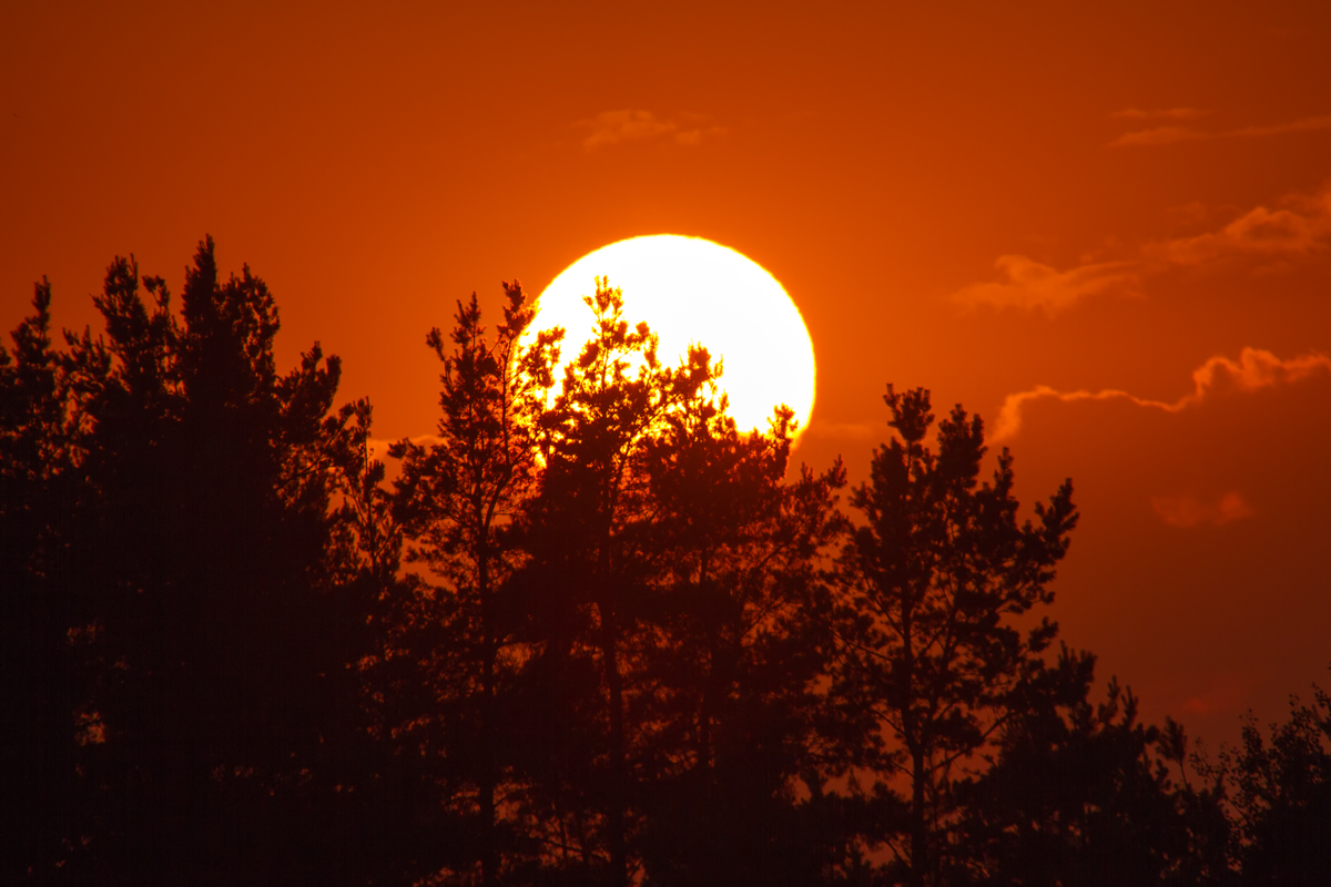 Untergehende Sonne strahlt die Wolken an. - 09.07.2014