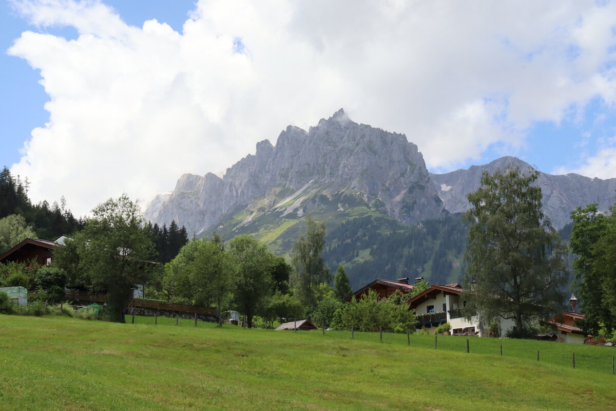 Unterhalb vom Gasthof Bürglhöh, der Blick zur Mandlwand, 23.06.2022
