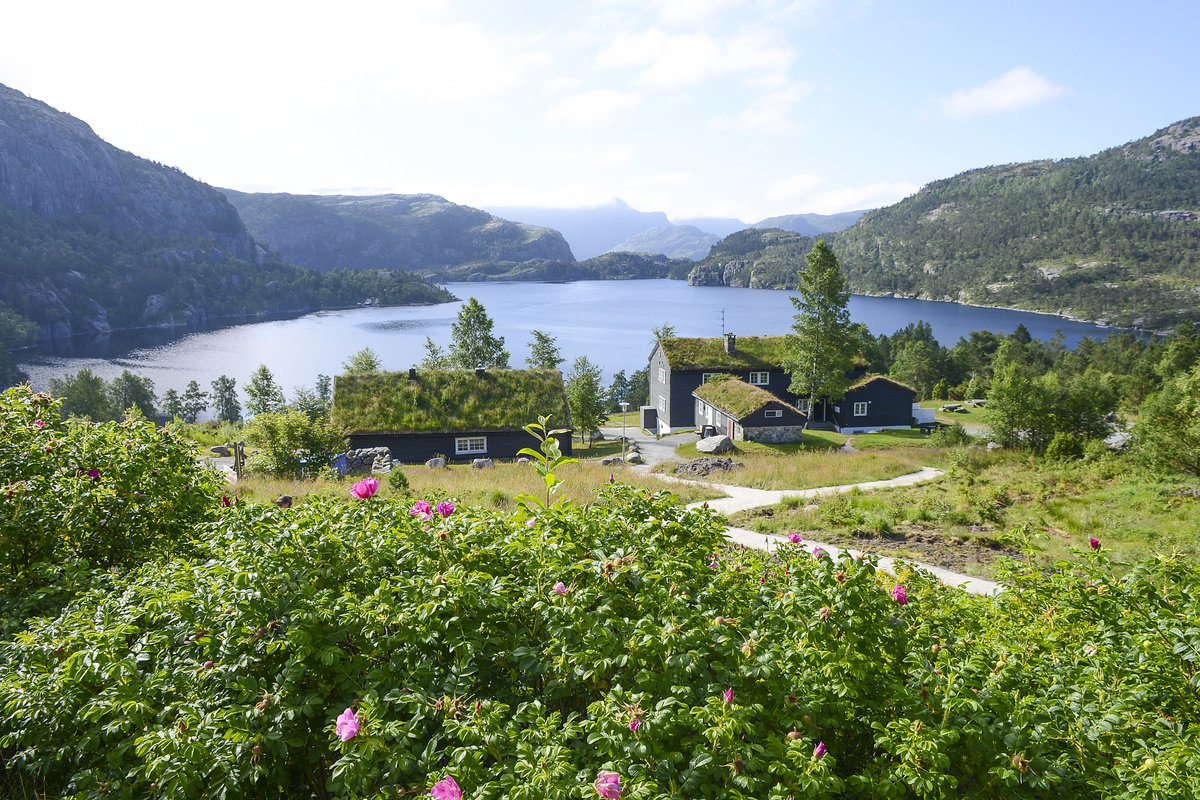 Unterhalb der Preikestolhytta in Rogaland, Norwegen, liegt der See Refsvatn.
Aufnahme: 2. Juli 2018.