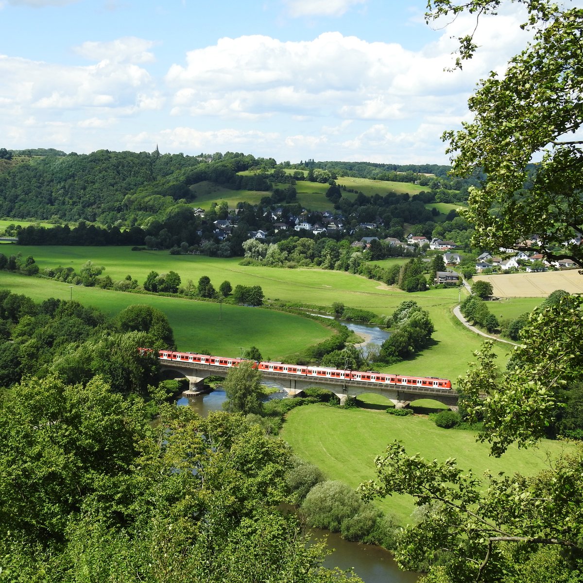 UNTERLAUF DER SIEG BEI BLANKENBERG/HENNEF
Vom äußeren Turm der ehemaligen Burganlage der Stadt BLANKENBERG bei Hennef
ergibt sich dieser wunderschöne Blick ins Siegtal-
die S-Bahn-Triebwagengarnitur Köln-Au überquert gerade,am 20.7.2017,
die Viadukt-Brücke über die Sieg.....