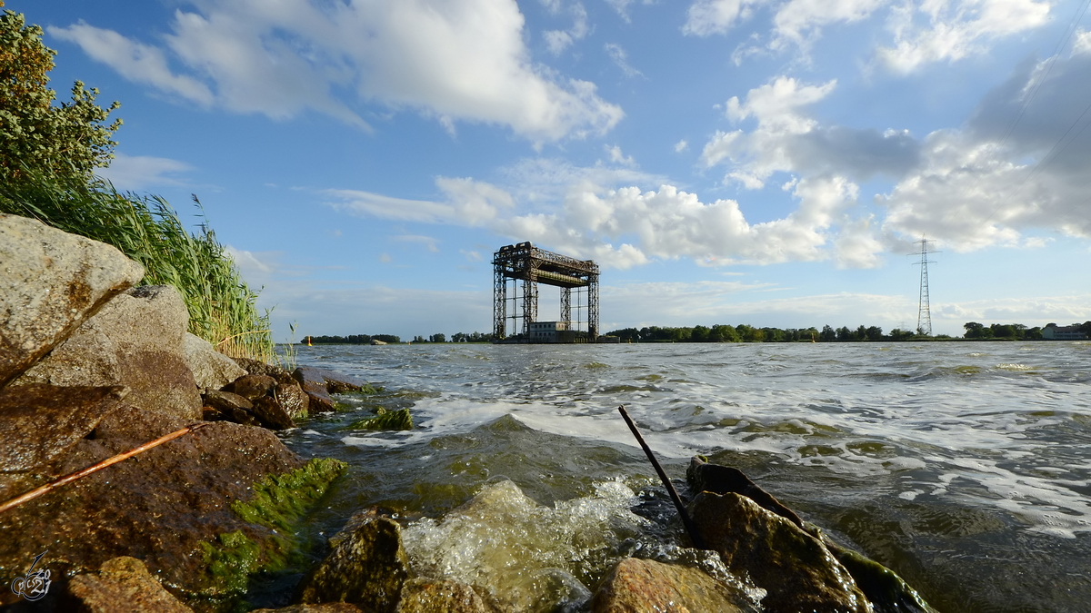 Unterwegs auf der Insel Usedom, im Bild der mittlere Teil der Hubbrücke in Karnin, dahinter das Festland. (August 2013)