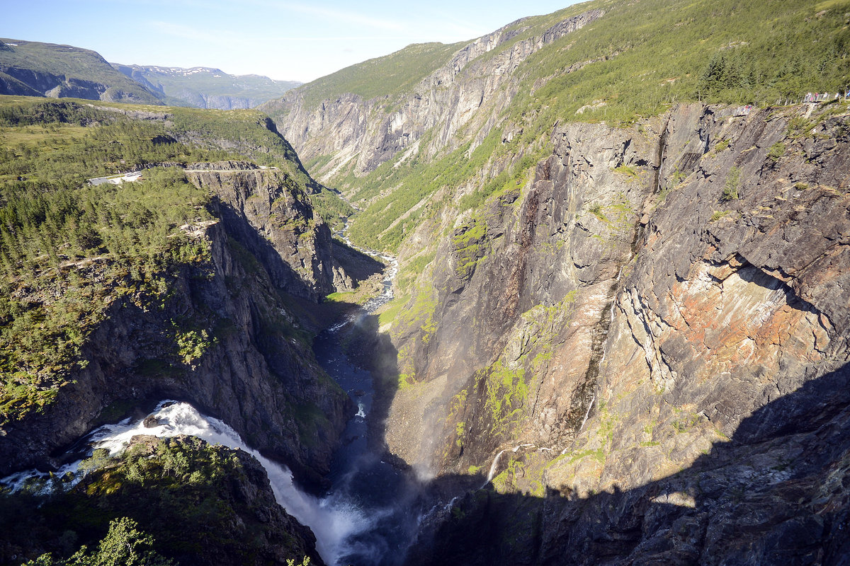 Vøringsfossen vom Parkplatz am Fossil Hotel aus gesehen. Die Wassermenge kann zur Schneeschmelze im Frühjahr mehr als 150 Kubikmeter pro Sekunde betragen. Im Jahr 1980 wurde der Fluss für die Stromerzeugung reguliert wodurch erhebliche Wassermengen nicht mehr zu sehen sind.
Aufnahme: 7. Juli 