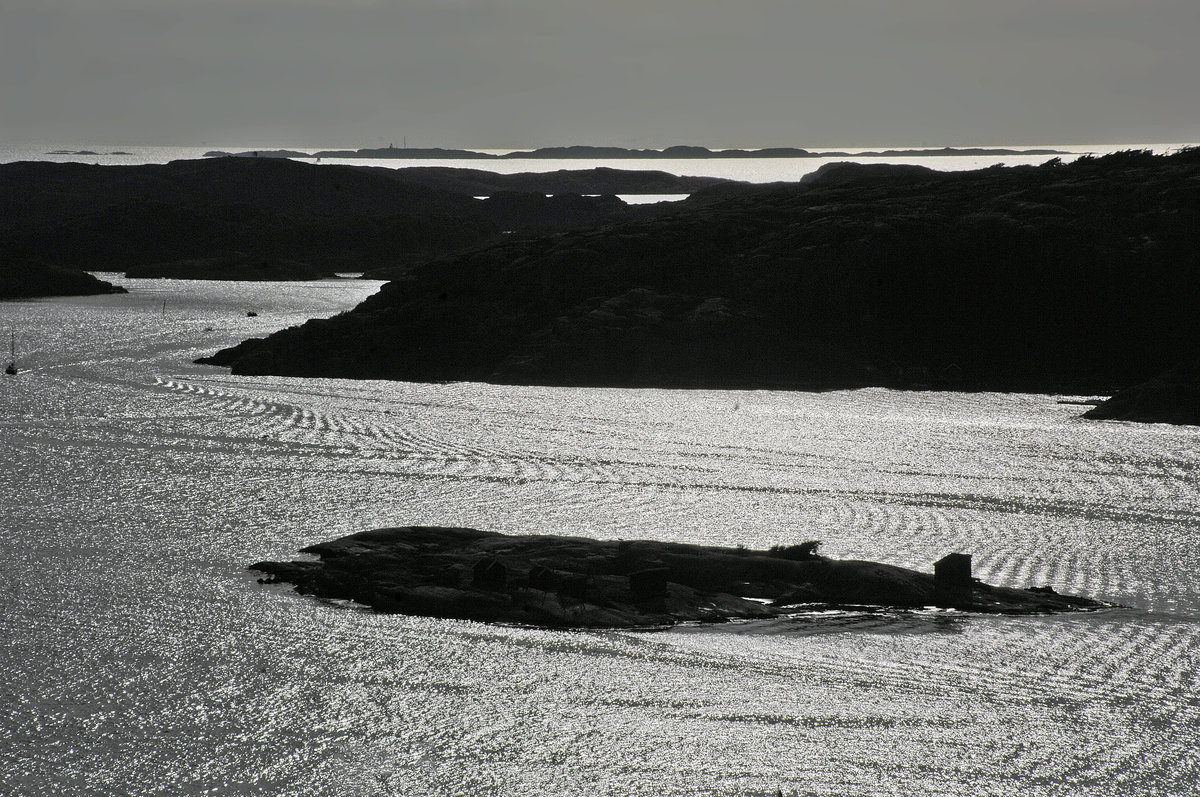 Val und Hjärterö am Abend. Das Foto wurde auf dem Vetteberget bei Fjällbacka aufgenommen. Aufnahme: 1. August 2017.