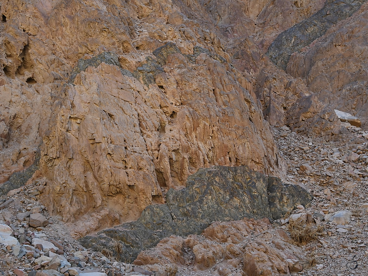 Verschiedene Gesteinsschichten Canyon auf der Sinai-Halbinsel. (Dezember 2018)