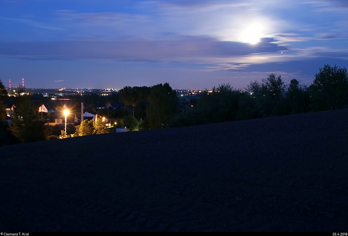 Versuch einer Langzeitbelichtung im Mondschein mit Blick auf die Stadt Halle (Saale). Aufgenommen auf einem Hügel in Zscherben (Gemeinde Teutschenthal), nahe Angersdorfer Straße. [30.4.2018 | 21:43 Uhr]