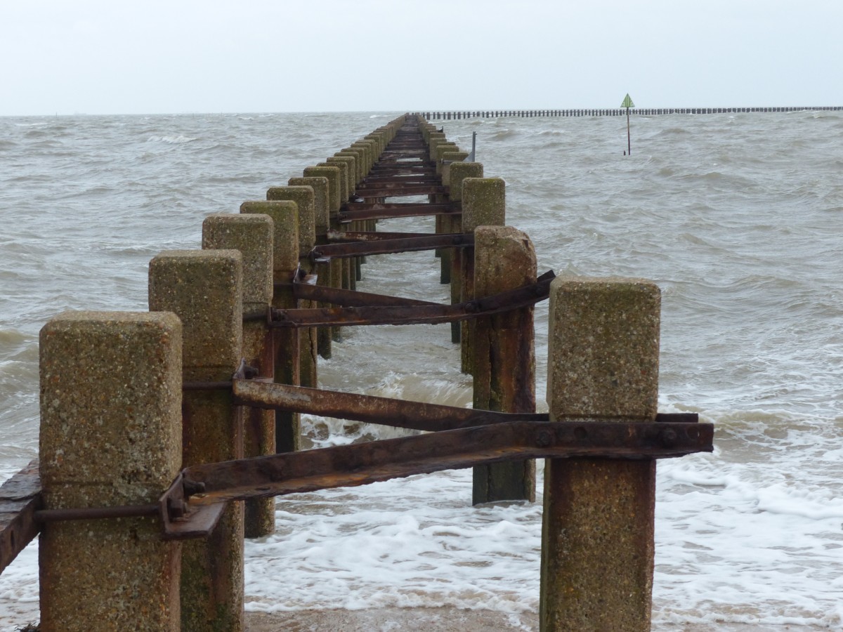 Verteidigungsanlage in Shoeburyness: Damit feindliche Streitkräfte keinen Zugang zur Themse erhalten konnten, wurde im Jahr 1944 dieser  Defence Boom  errichtet. Nach dem Krieg wurde dieser zurückgebaut und ragt nun noch etwa 1,5 Kilometer weit in die Themsemündung. Shoeburyness, East Beach, 4.1.2013