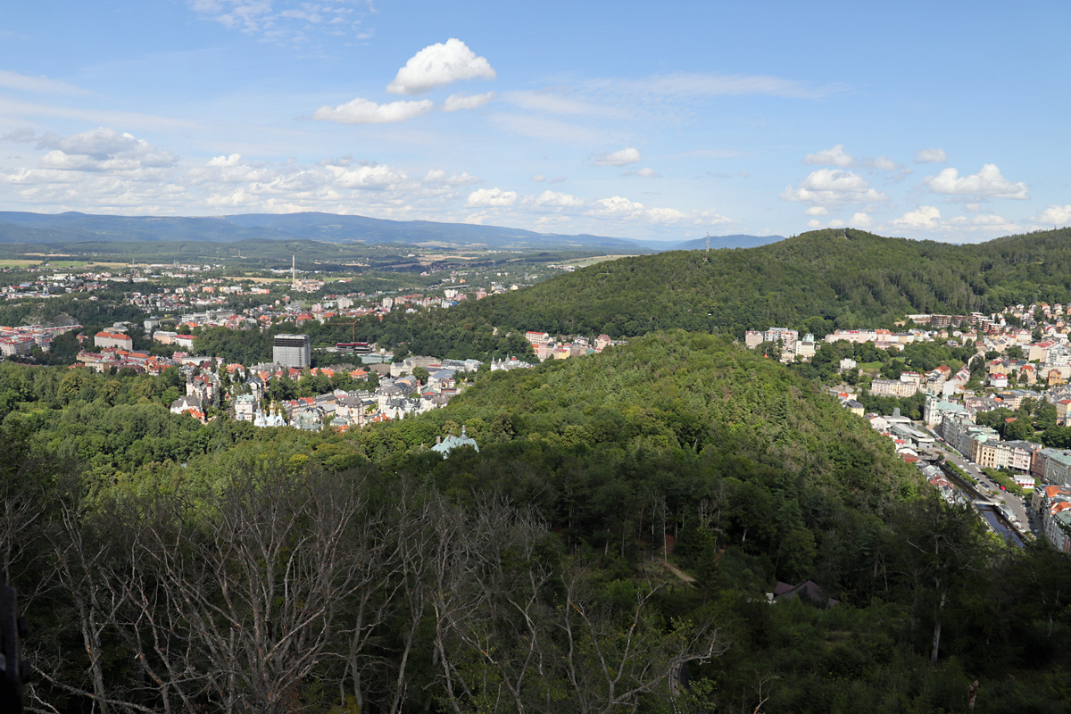 Vom Aussichtsturm Diana hat man einen weiten Überblick über den Talkessel der Teplá, an dem sich das Kurviertel von Karlovy Vary ausgebreitet hat. 09.08.2021