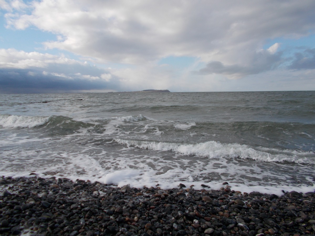 Vom Datum war es der 02.Februar 2015,also ein Wintertag,doch als ich am Strand von Dranske war,war es auf Grund des Wellenganges wie an einem Herbsttag.