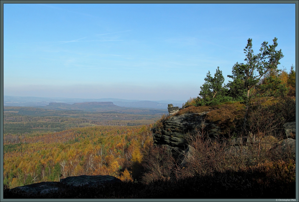 Vom Hohen Schneeberg (Děčnsk Sněnk) berblickt man die deutsch-tschechische Grenze Richtung Schsische Schweiz. (31.10.2013)