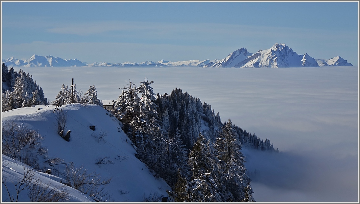 Vom Rigi aus ist die Nebelgrenze eindrücklich zu sehen.
Nur die Bergspitzen der innerschweizer Alpen sind noch zu sehen, alles andere ist
vom Nebel bedeckt.
(24.02.2018)