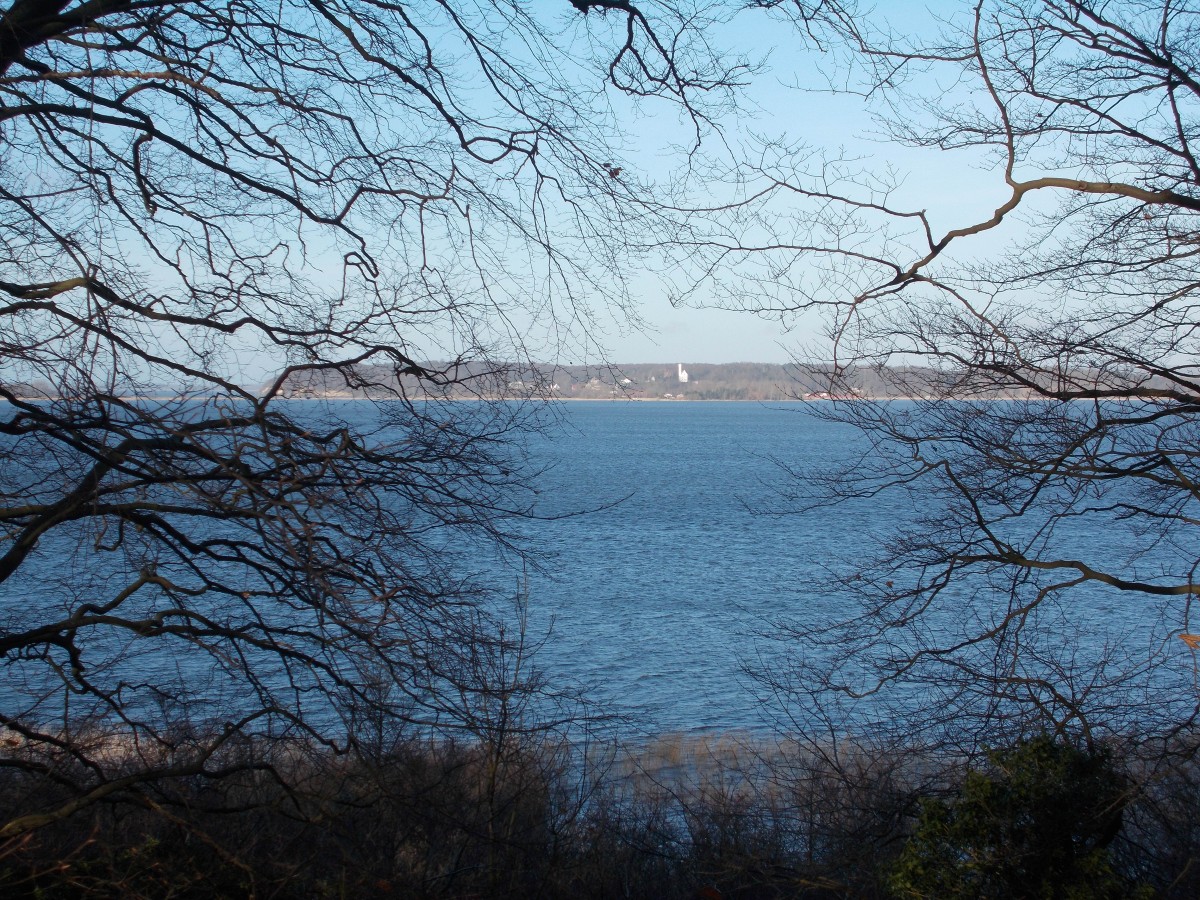 Vom Stedarhaken,bei Stedar,hat man über den Kleinen Jasmunder Bodden einen Blick bis Lietzow.Aufgenommen am 10.Februar 2015.