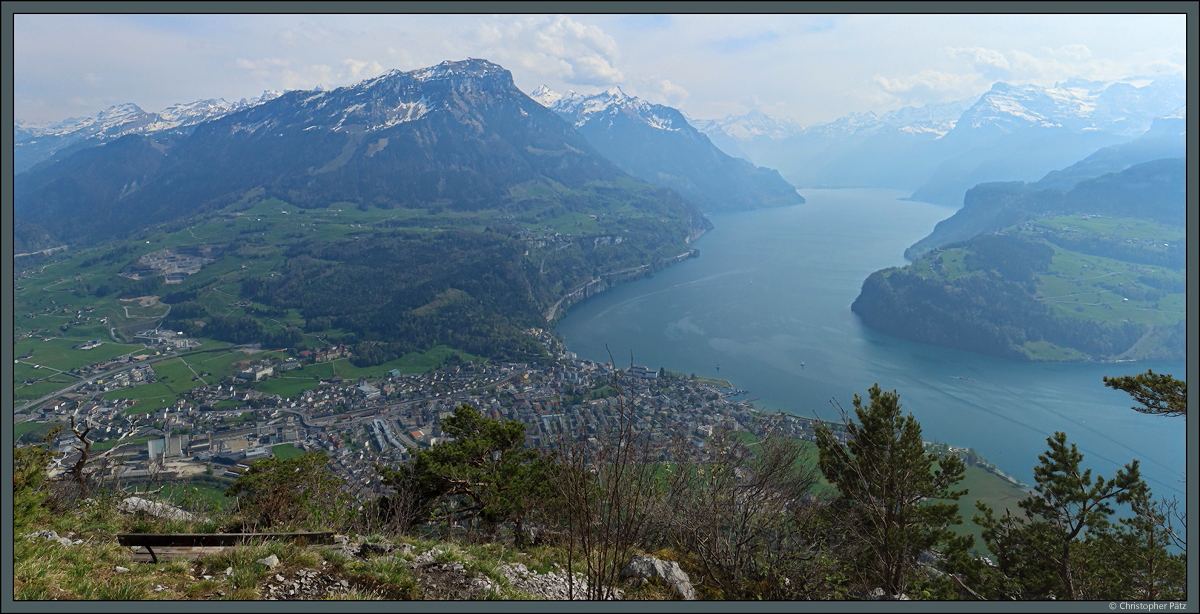 Vom Stockflue hat man einen weiten Blick über den Vierwaldstätter See, den Ort Brunnen und die Alpen. (22.04.2022)