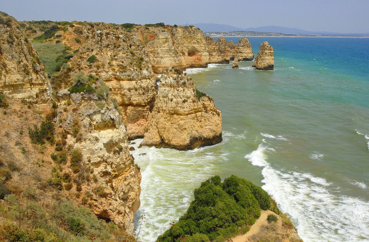 Von den 20 Meter hohen Klippen bei Ponta da Piedade kann man die gesamte Bucht von Lagos mit dem Meia Praia überblicken. Aufnahme: Juli 2010. 