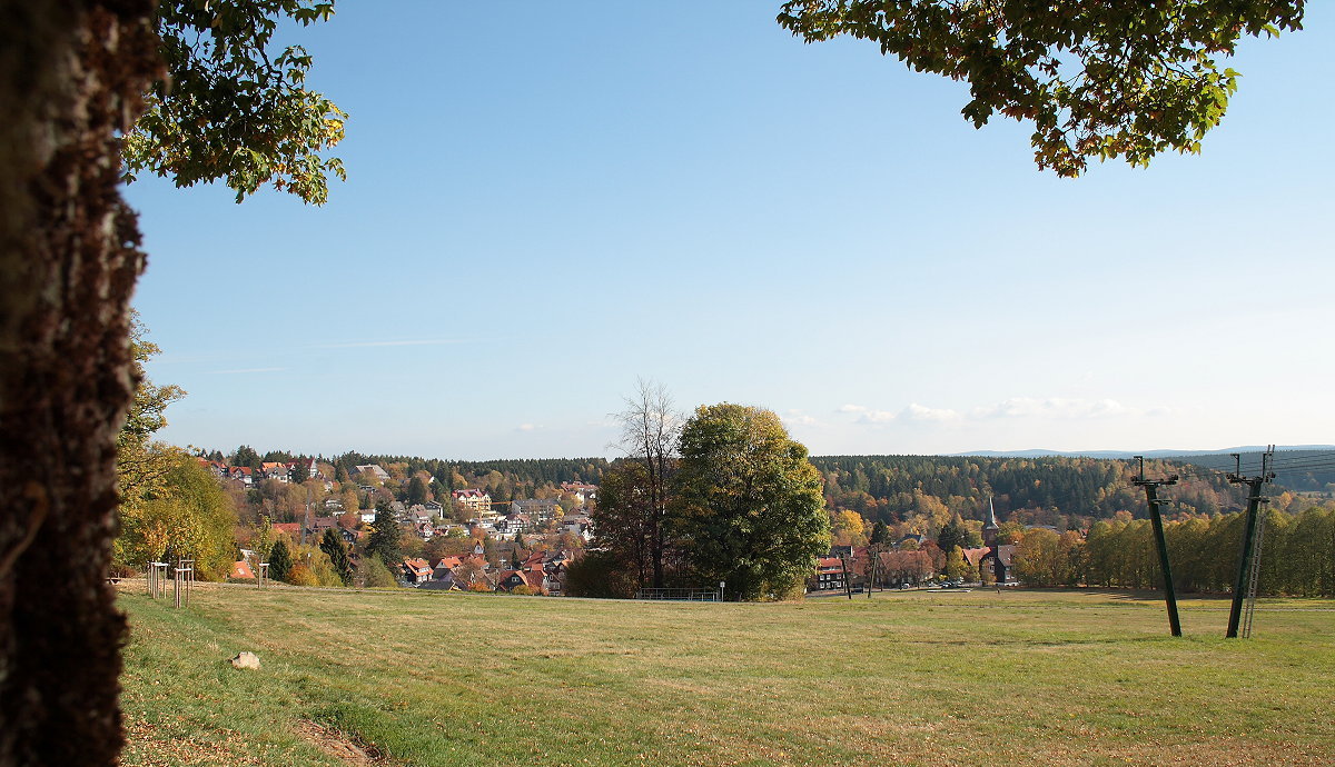 Von der Herzog-Johann-Albrecht-Straße öffnet sich ein schöner Blick über Braunlage im Bodetal mitten im endlosen Harzer Wald; Aufnahme vom frühen Nachmittag des 17.10.2018...