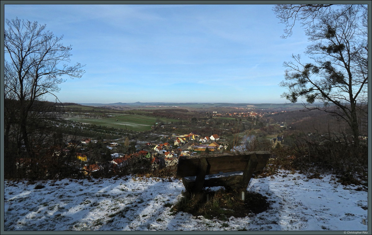 Von der Stecklenburg geht der Blick über den Ort Stecklenberg (vorn), dahinter schließt sich Neinstedt an. Im Hintergrund sind die Ausläufer des Huy zu sehen. (19.01.2019)
