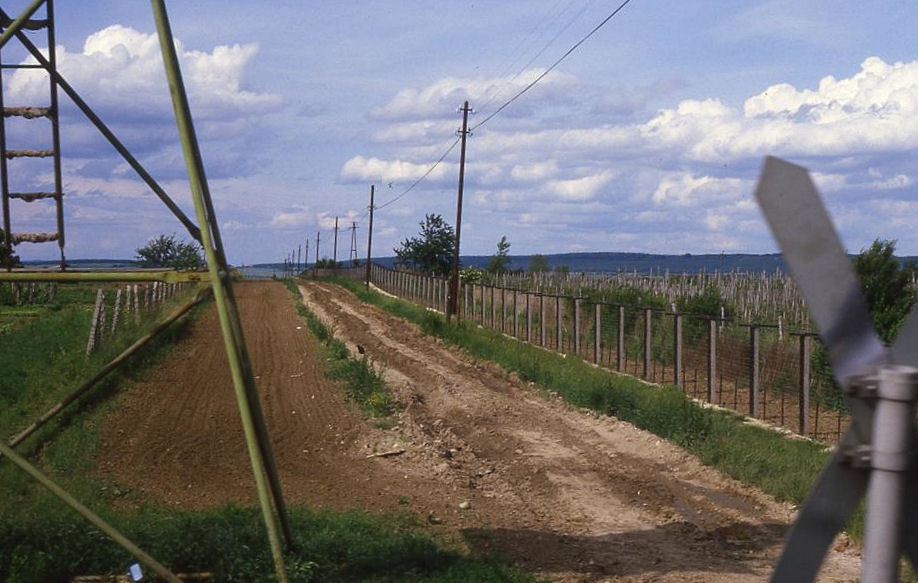 Von vielen schon vergessen! Der  Eiserne Vorhang .
Am 18.6.1987 überquerte ich die Grenze mit dem Zug
bei Sopron. Aus dem Zug heraus bot sich dieses Bild auf
die stark gesicherte Grenze.