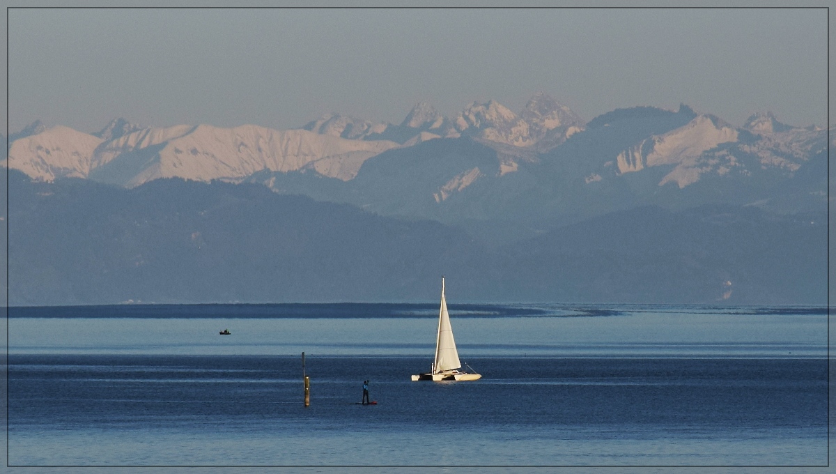 Vorarlberg dürfte momentan nicht nur unerreichbar sein, nein der Bodensee versucht es auch noch ein wenig mit einer Fata Morgana zu verstecken. März 2020.

Ich bitte die Bildqualität zu entschuldigen, bei diesen Lichtverhältnisse muss man sich entscheiden ob das Segelboot überstrahlt wird oder Bildrauschen stört, 