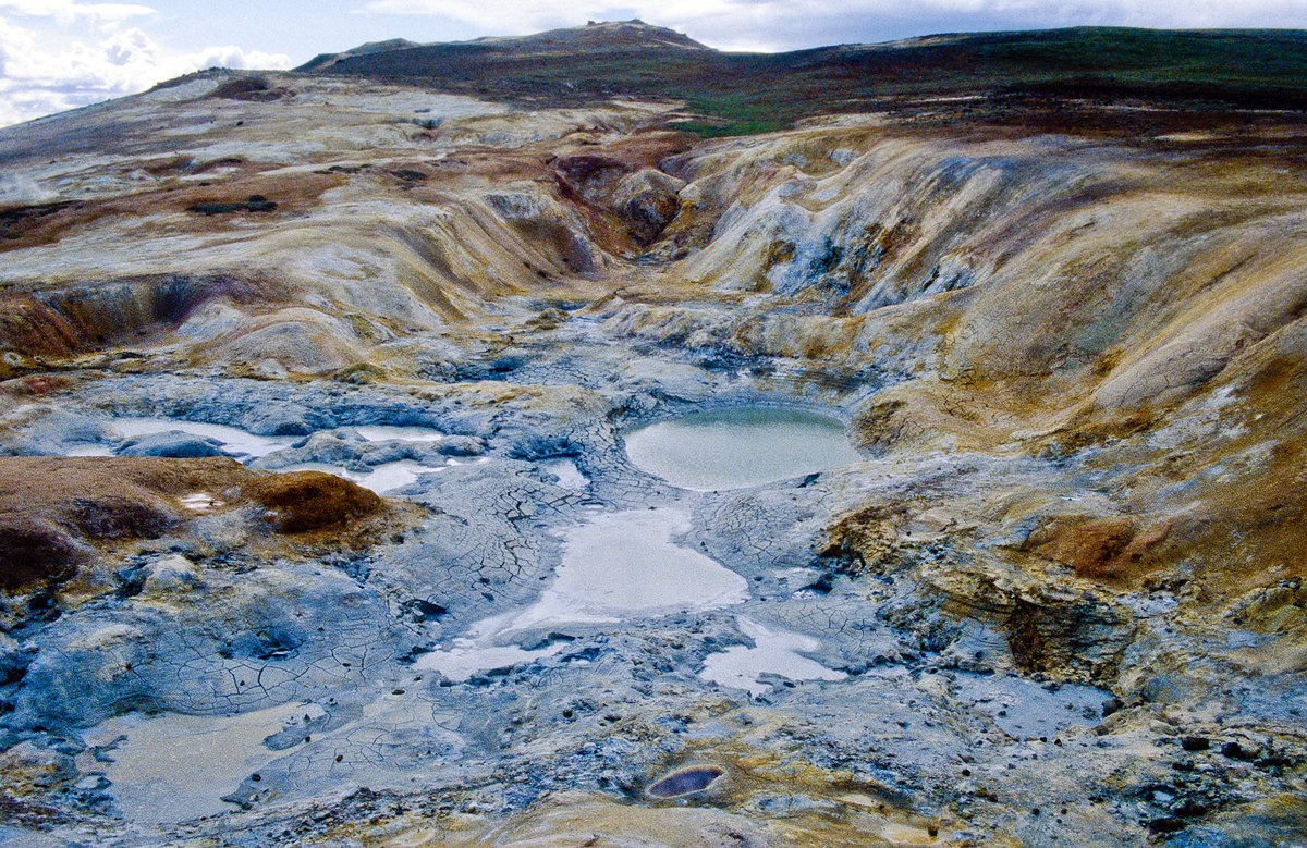 Vulkanische Landschaft in Námaskarð. Bild vom Dia. Aufnahme: August 1995.