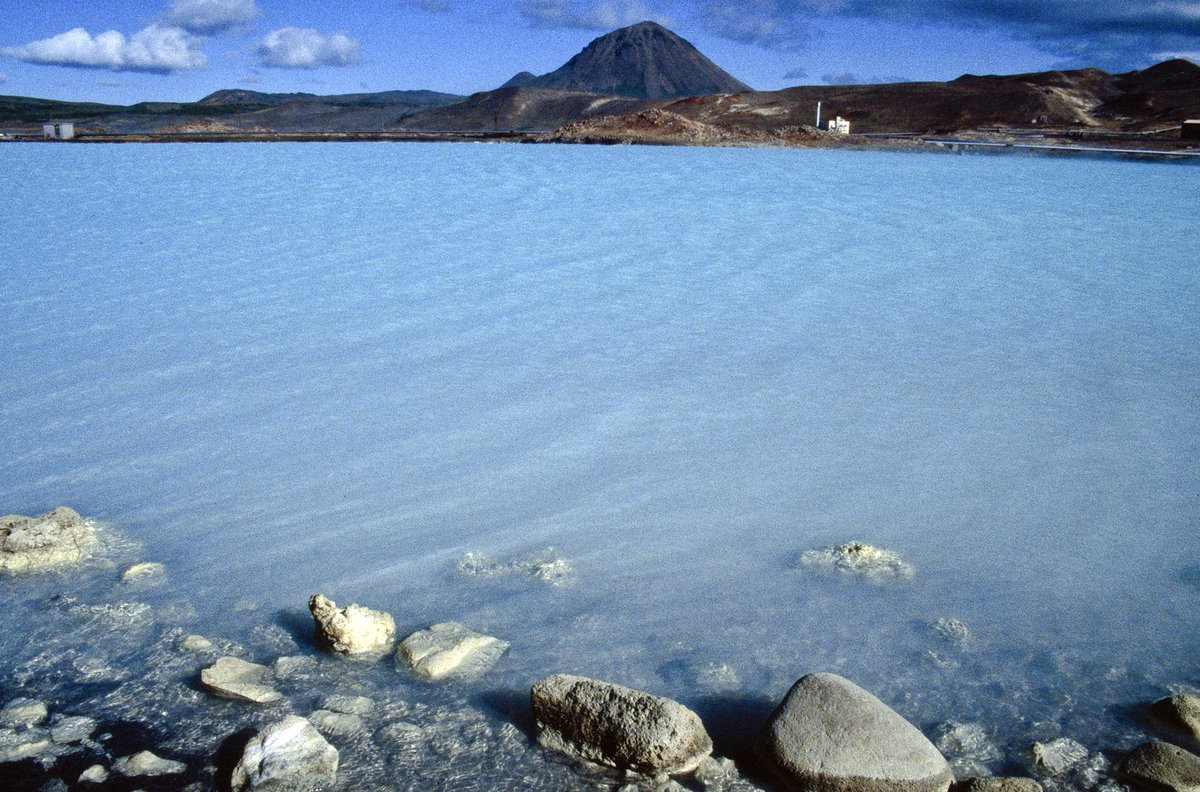 Vulkanischer See am isländischen Zentralvulkan Krafla. Aufnahme: August: 1995 (Bild vom Dia).