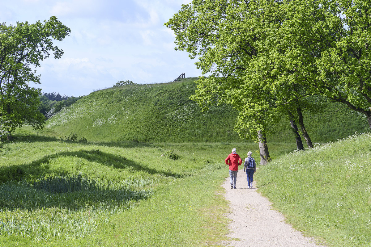 Wanderpfad an der Schanze 14 bei Dannewerk westlich von Schleswig. Die rekonstruierte Wehranlage ist ein Überrest aus dem Deutsch-Dänischen Krieg von 1864. Aufnahme: 27. Mai 2019.