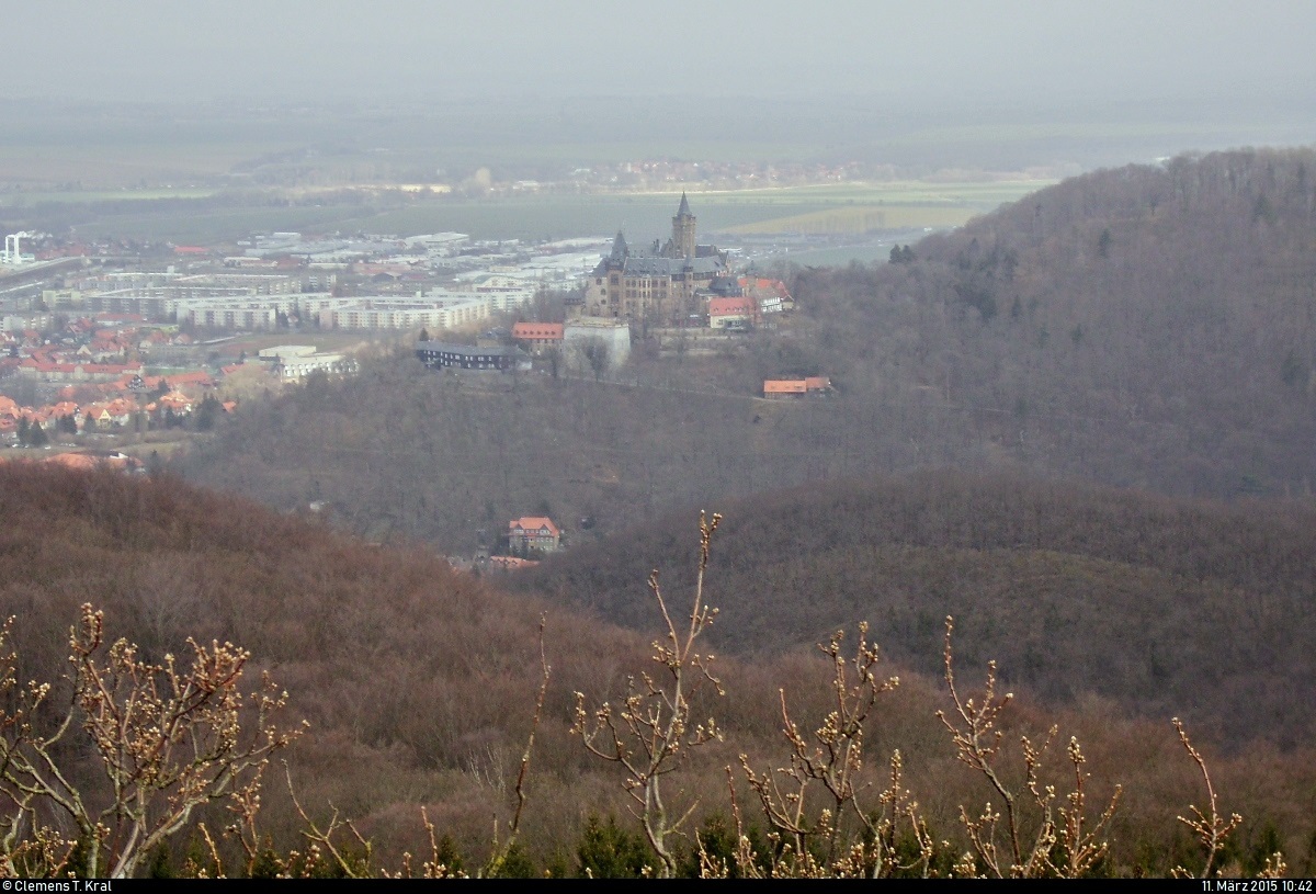 Wanderung vom Hasseröder Ferienpark zum Schloss Wernigerode.
Das Ziel ist schon in der Ferne zu erkennen.
[11.3.2015 | 10:42 Uhr]