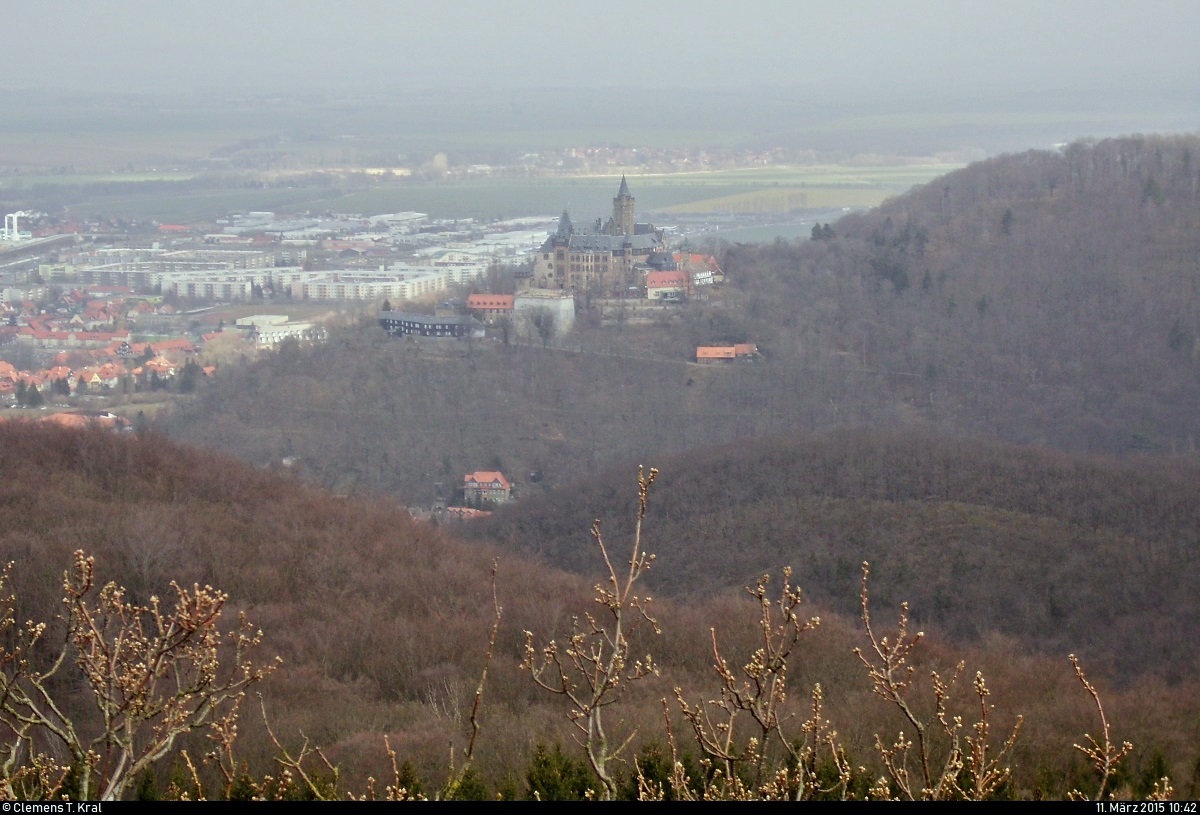 Wanderung vom Hasseröder Ferienpark zum Schloss Wernigerode.
Das Ziel ist schon in der Ferne zu erkennen.
[11.3.2015 | 10:42 Uhr]