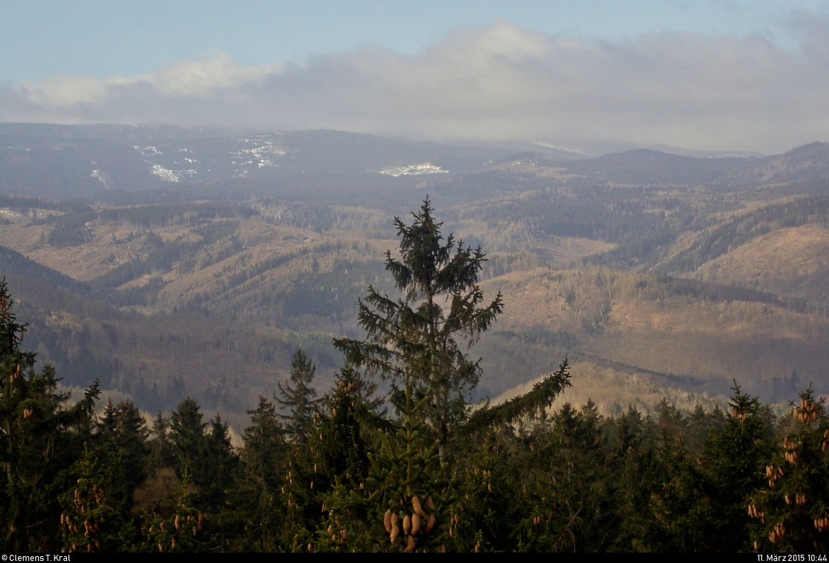 Wanderung vom Hasseröder Ferienpark zum Schloss Wernigerode.
Blick in den Harz bei Wernigerode. In weiter Ferne ist sogar noch ein wenig Schnee zu sehen.
[11.3.2015 | 10:44 Uhr]