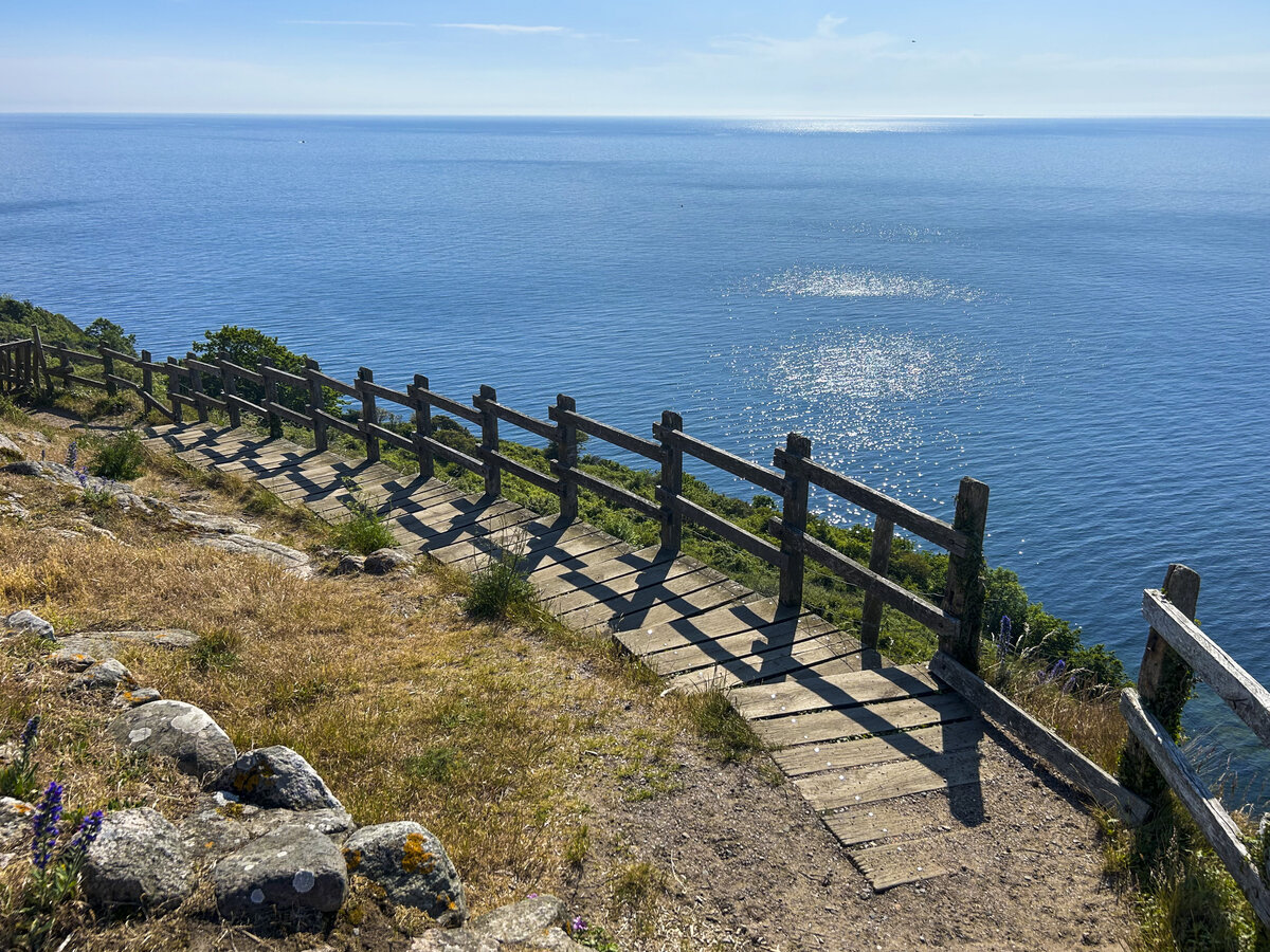 Wanderweg am Hammershus auf der dänischen Ostseeinsel Bornholm. Aufnahme: 16. Juni 2023.