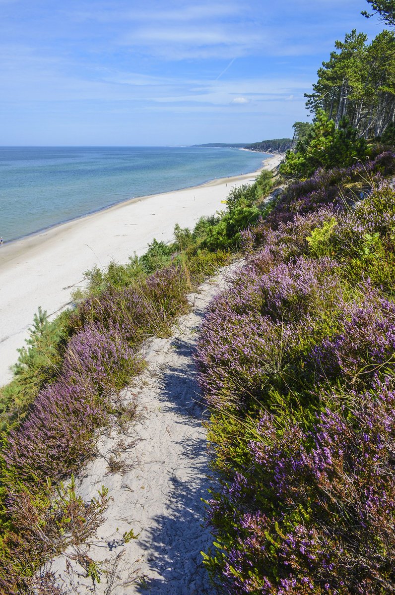 Wanderweg am Strand zwischen Ustka (Stolpmünde) und Orzechowo (Freihow) in Hinterpommern. Aufnahme: 20. August 2020.