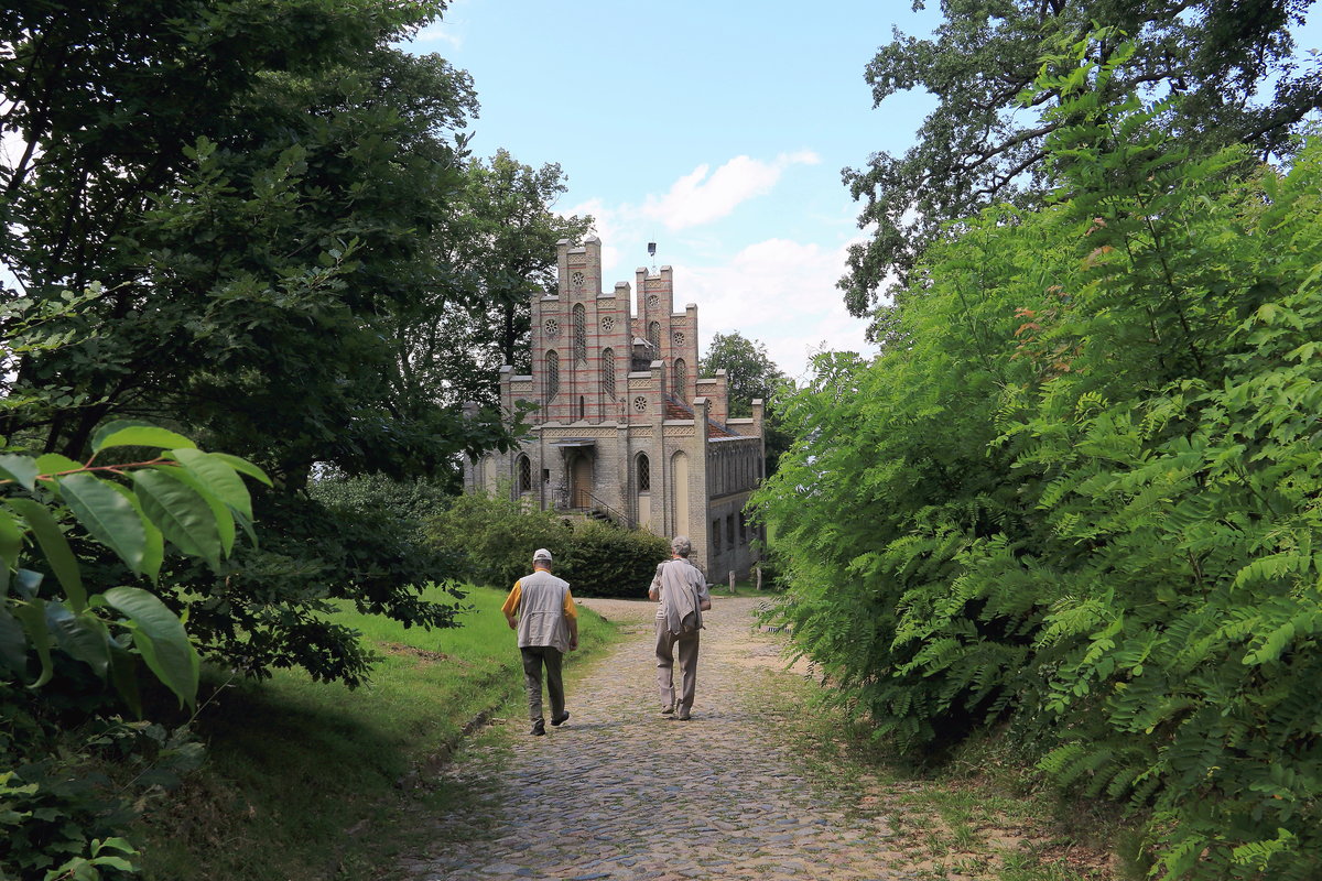 Wanderweg zur Havel mit Lesesteinpflaster (im Volksmund auch Katzenkopf- oder Bonbonpflaster) in Park Babelsberg  am 09. August 2017. 