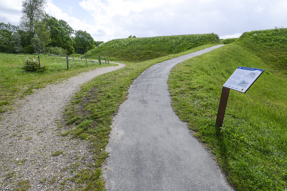 Wanderwege an der Schanze 14 bei Danewerk westlich von Schleswig.Die Schanze 14 ist eine von insgesamt 29 Schanzen im Verteidigungssystem des Danewerks. Sie wurde, wie auch die anderen Schanzen, von österreichischen Truppen geschleift, nachdem diese (nach dem Rückzug der dänischen Armee in Stellungen bei den Düppeler Schanzen in Nordschleswig) das Danewerk in den ersten Februar Tagen des Jahres 1864 kamplos übernommen hatten.
Aufnahme: 27. Mai 2019.