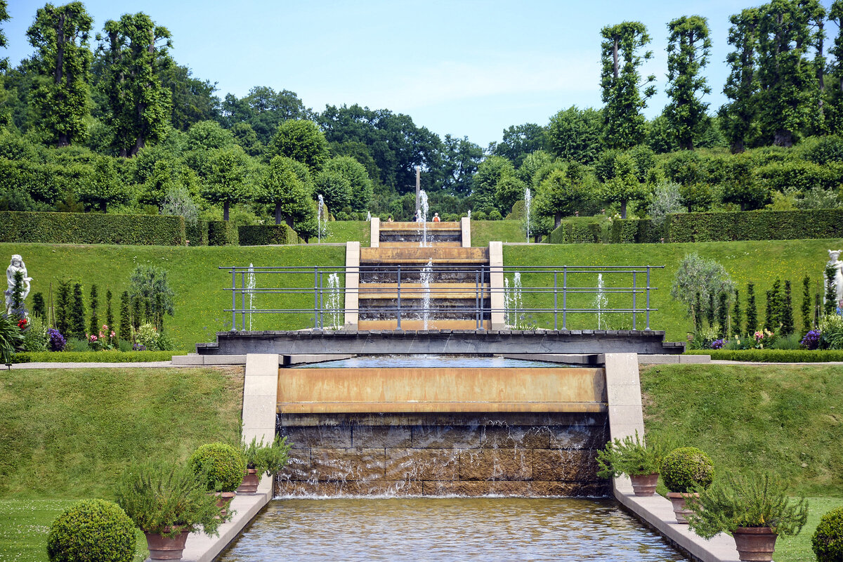 Wasserfälle im Schlosspark von Frederiksborg in der Stadt Hillerød. Aufnahme: 24. Juni 2023.