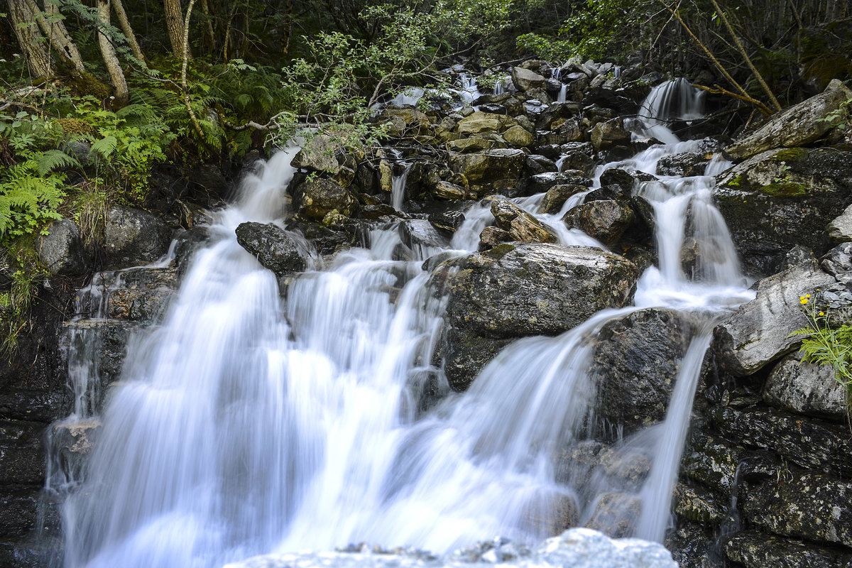 Wasserfall am Gestusgrovi zwischen Flåm und Myrdal in Norwegen. Aufnahme: 13. Juli 2018.