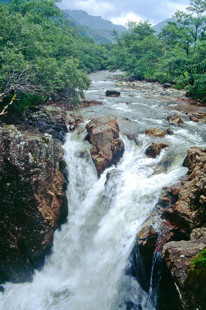 Wasserfall am River Sligachan auf Isle of Skye. Bild vom Dia. Aufnahme: Juni 1991.