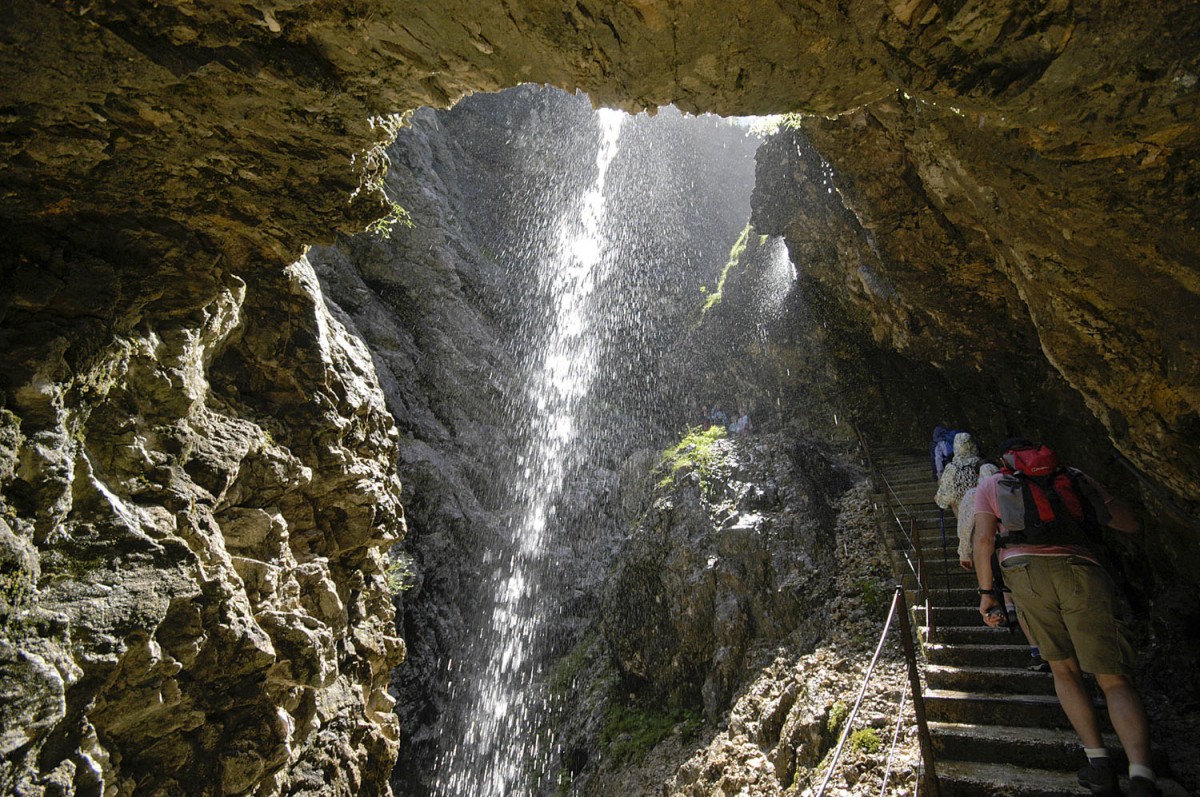 Wasserfall in Höllentalklamm südlich von Garmisch-Partenkirchen. Aufnahme: Juli 2008.