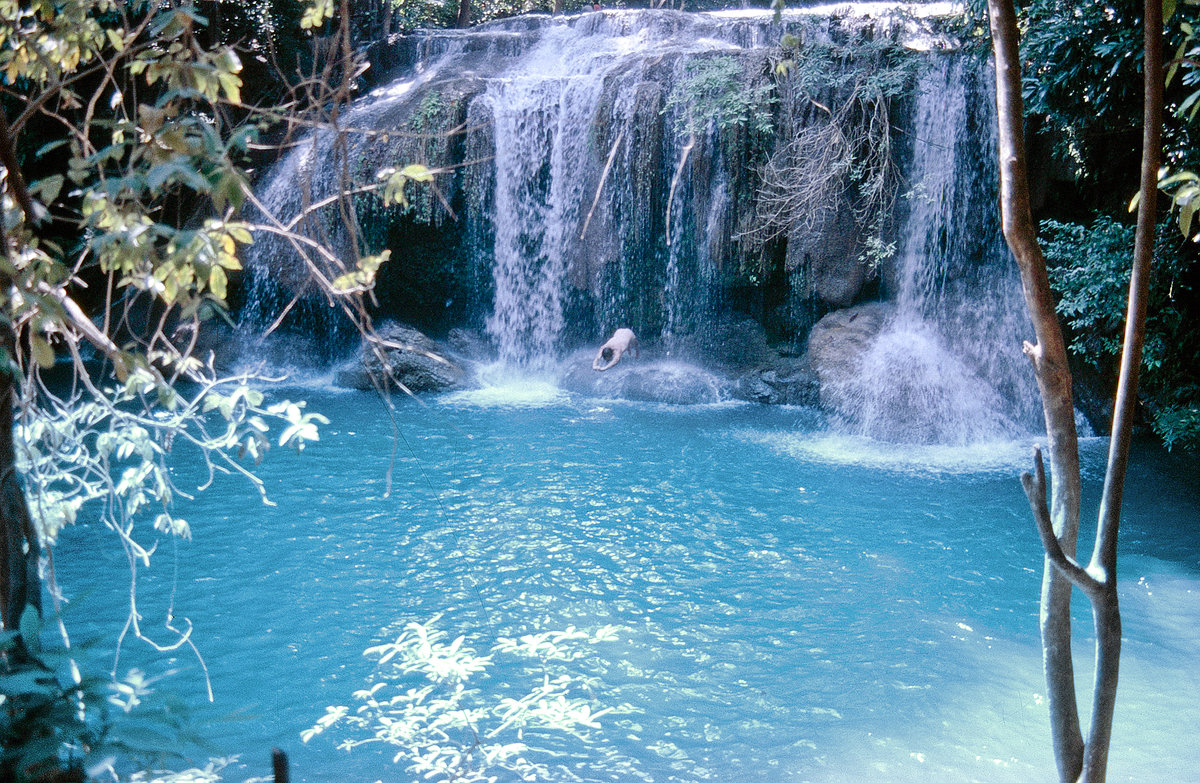 Wasserfall im Nationalpark Erawan  im westlichen Teil der Zentralregion von Thailand. Aufnahme: Februar 1989 (Bild vom Dia).