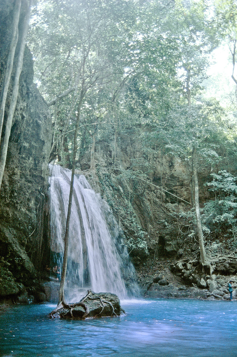 Wasserfall im Nationalpark Erawan  im westlichen Teil der Zentralregion von Thailand. Aufnahme: Februar 1989 (Bild vom Dia).
