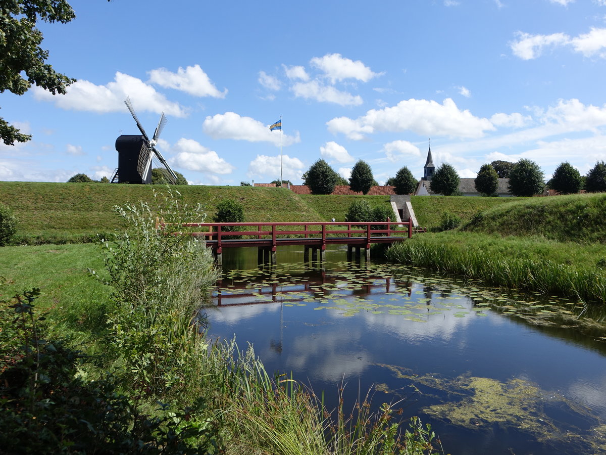 Wassergraben und Bockwindmühle in der Festung Bourtange (28.07.2017)