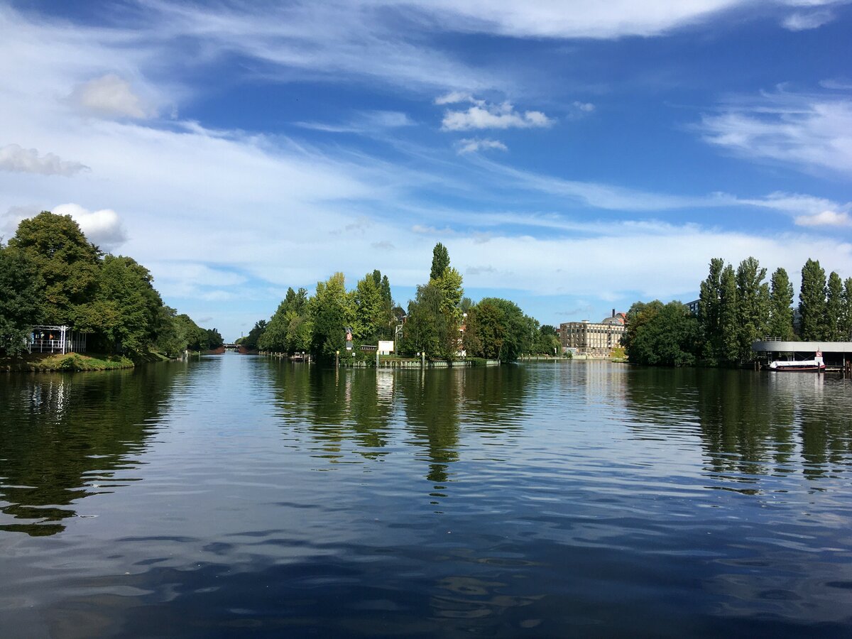 Wasserstrassenkreuz Berlin-Charlottenburg am 09.09.2022. In der linken Bildhälfte ist der Charlottenburger Verbindungskanal gen Norden und in der rechten Hälfte die Spree Richtung Innenstadt zu sehen.