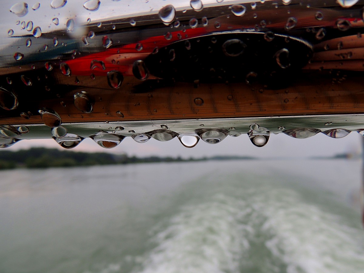 Wassertropfen an der Schiffsreling ber dem Donaufahrwasser; 130825