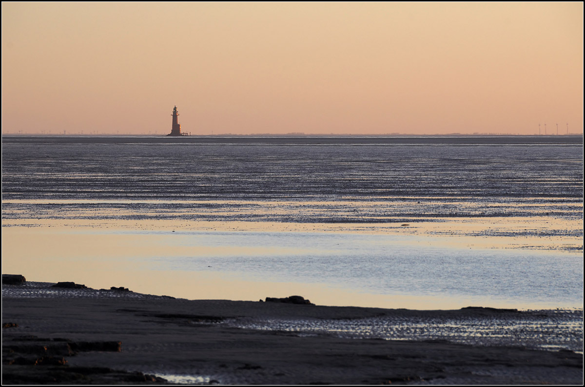 Watt und Leuchtturm am Morgen -

Der Leuchtturm Hohe Weg an der Außenweser von der Insel Mellum aus gesehen.

02.01.2017 (J)