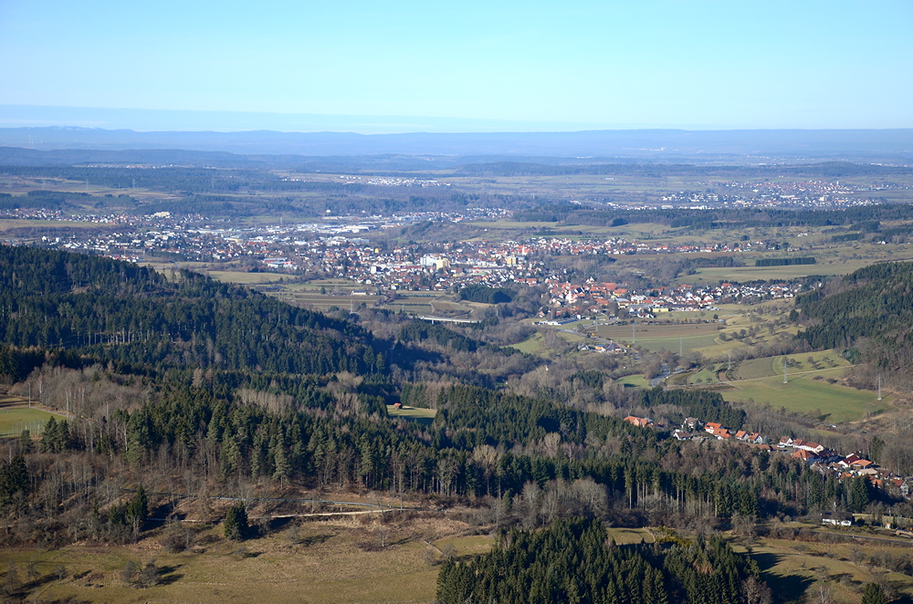 Weit reicht am 31. Dezember 2013 der Blick vom 915 Meter hohen Gräbelesberg über Balingen bis hinüber in den Schwarzwald.