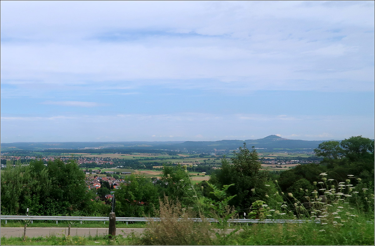 Weitblick vom Albtrauf -

... über das Albvorland in Richtung Göppingen mit dem Zeugenberg 'Hohenstaufen' rechts in der Ferne. Aufnahme aus dem Bus auf der Gammelshauser Steige.

21.08.2021 (M)
