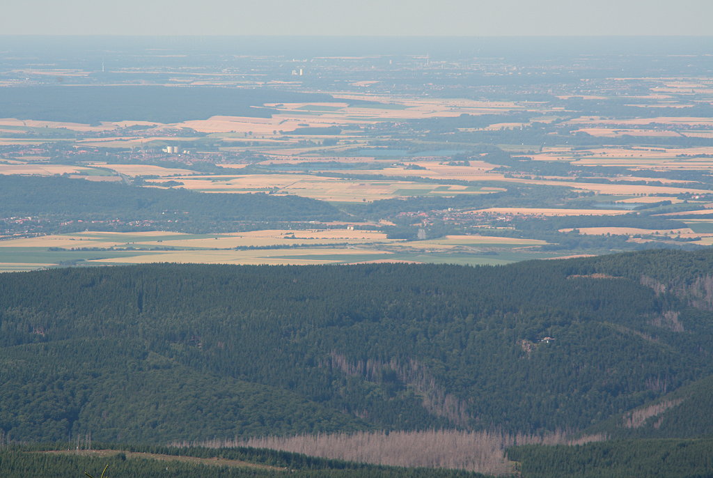 Weite Sicht vom Brocken am Nachmittag des 21.07.2013: Blick von der Treppe des Brockenhauses bis in die Braunschweiger Gegend ( im oberen Bildviertel rechts neben den weien Trmen einer Industrieanlage liegt die ber 50 km entfernte Stadt Braunschweig, darunter Wolfenbttel) und weit darber hinaus; die Sicht in die norddeutsche Tiefebene drfte 120 - 140 km weit gehen... Manchmal sieht man auch die ca. 200 km entfernte Grostadt Hamburg am Horizont - allerdings nur mit dem Fernrohr...