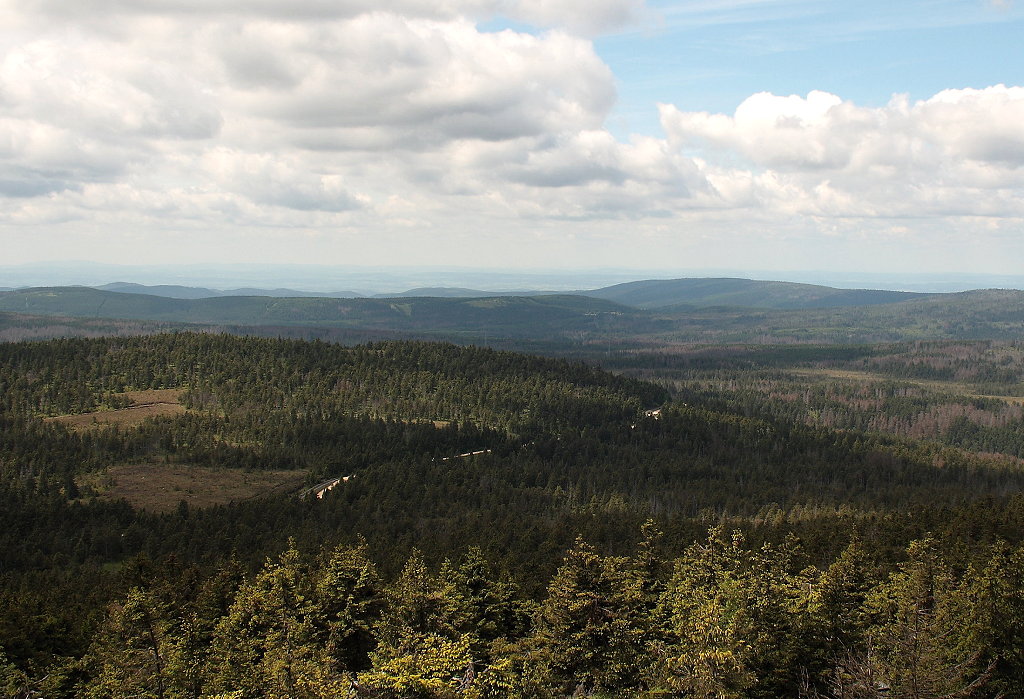 Weite Sicht vom Brocken um die Mittagszeit des 10.06.2012: Blick vom Gipfelrundweg Richtung Sdwesten ber Berge des Nationalparks bis zum Hohen Meiner und den Kasseler Bergen in Hessen...