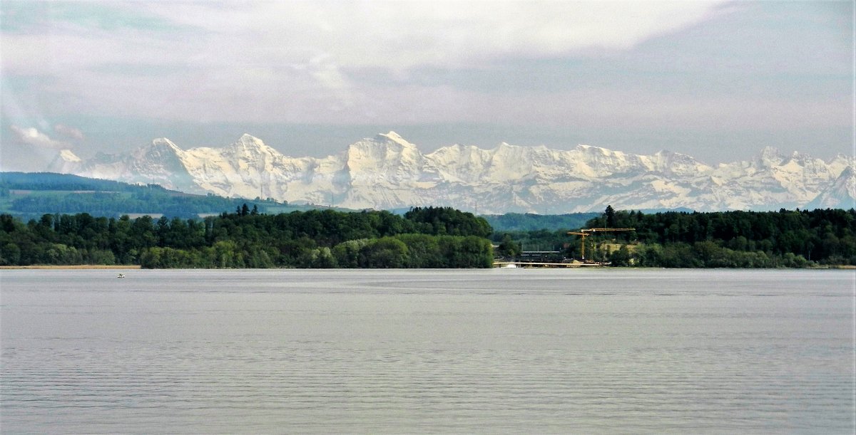 Weitsicht auf die Berner Alpenkette in besondere Lichtstimmung, von La Neuveville am Nordwestufer des Bielersees aus gesehen - 10.05.2012