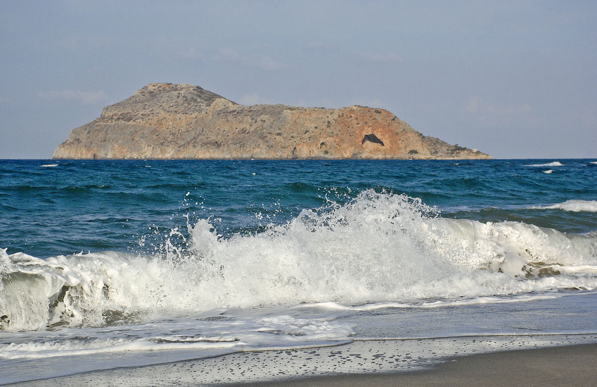 Wellen am Strand vor Platanias auf der Insel Kreta. Im Hintergrund ist die Insel Agios Theodor zu sehen. Aufnahme: 19. Oktober 2016.